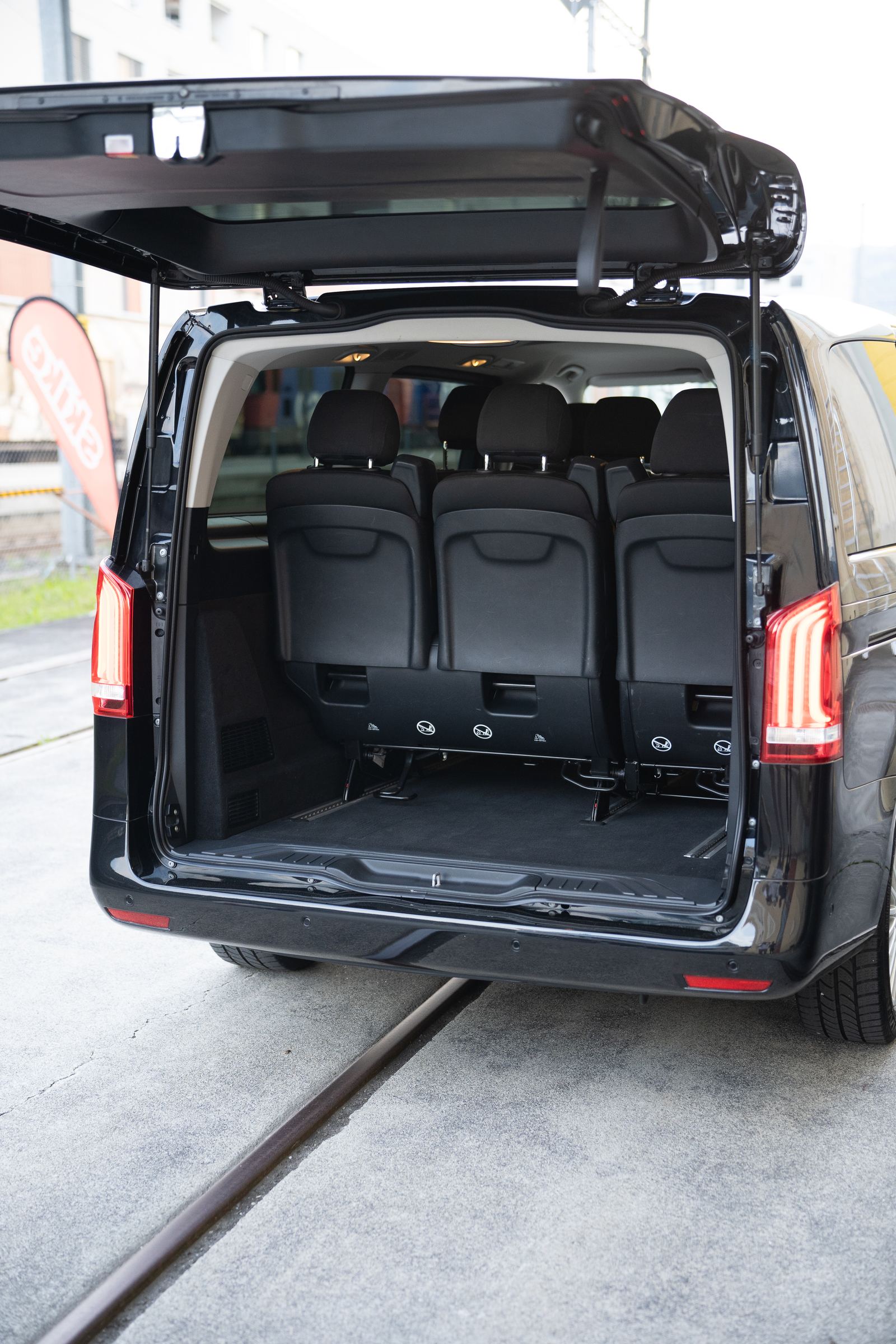 Offener Kofferraum mit Sitzreihe des Mercedes Vito